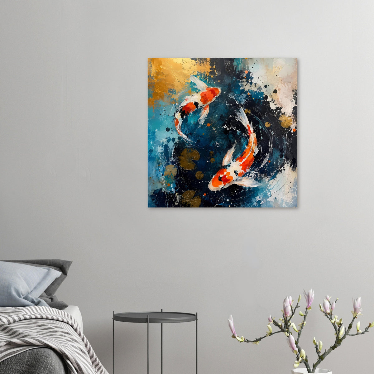 Gerahmtes Wandposter mit zwei Koi im abstrakten Wirbel aus Blau-, Schwarz- und Orangefarben