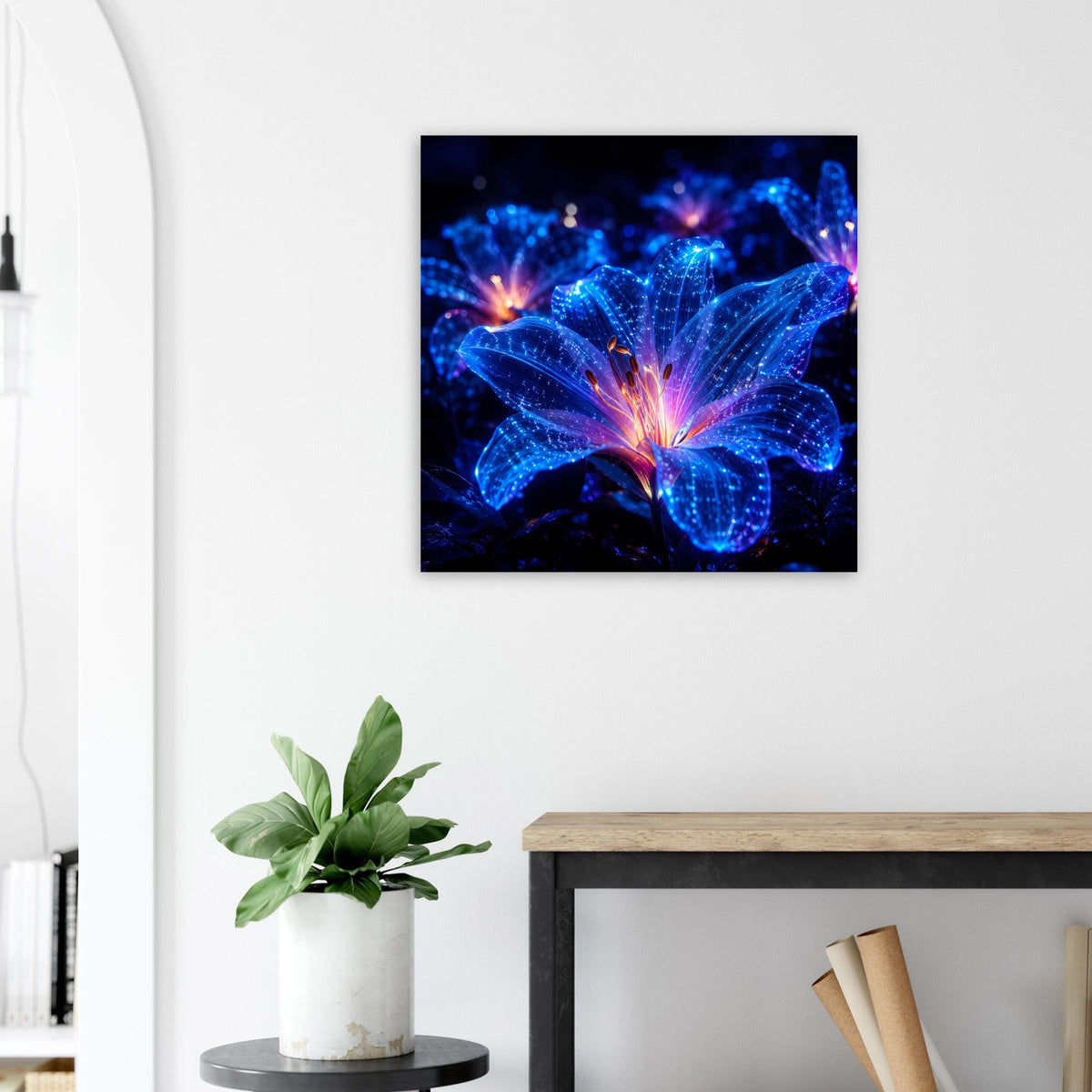 Quadratisches Blumenposter mit leuchtenden blau-violetten Blütenstrahlen im dunklen Rahmen