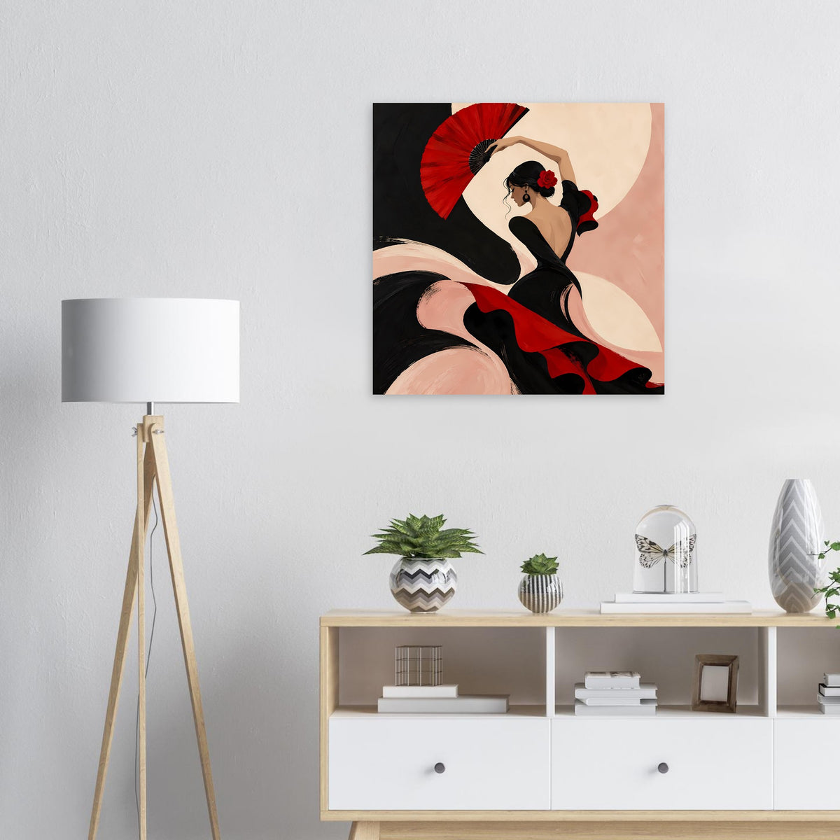 Poster mit Flamenco-Tänzerin im schwarzen Kleid, roter Fächer und rote Akzent-Taille.
