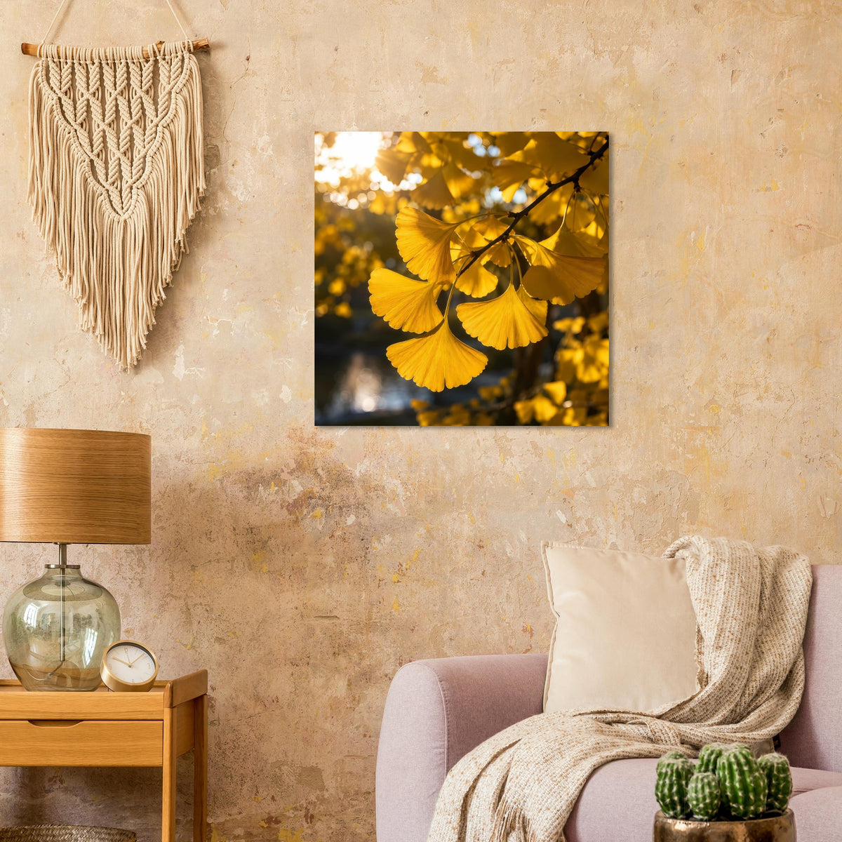 Quadratisches Poster mit goldenen Ginkgoblättern im warmen Licht, schwarz gerahmt
