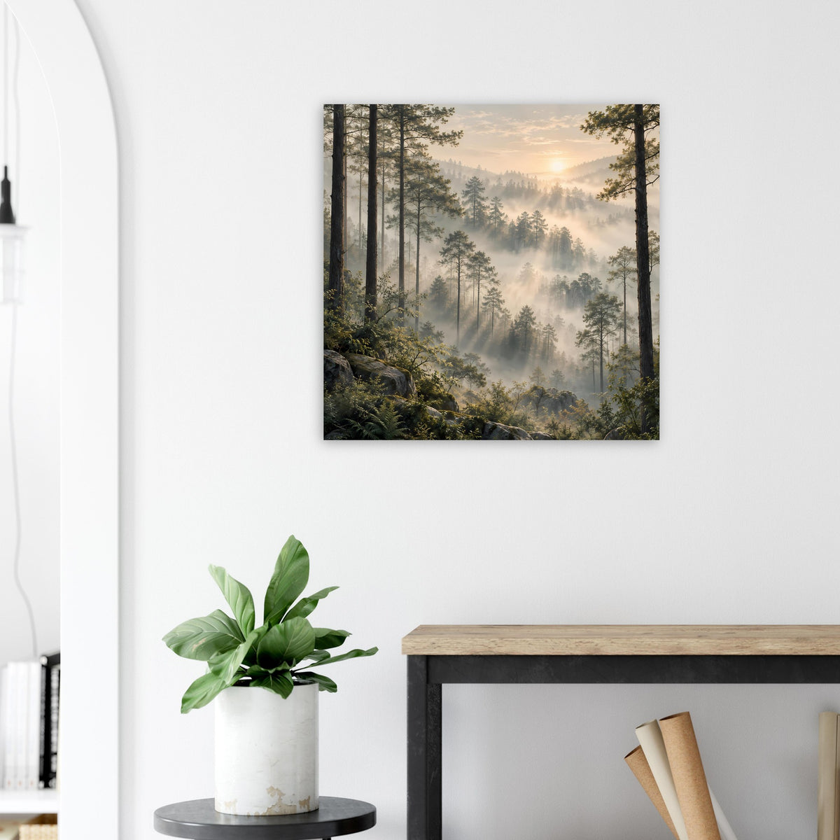 Gerahmtes Poster mit hohen Tannen und Nebelschleiern bei Sonnenaufgang