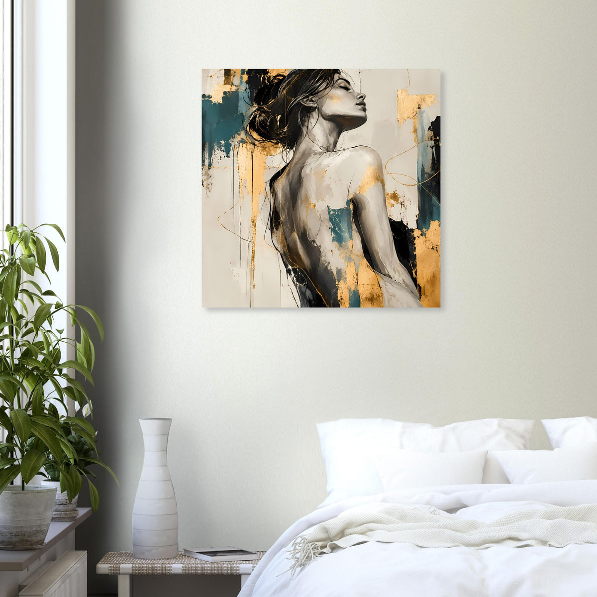 Frauengesicht-Kunstposter im Rahmen mit petrol- und goldfarbenen Akzenten über Sofa.