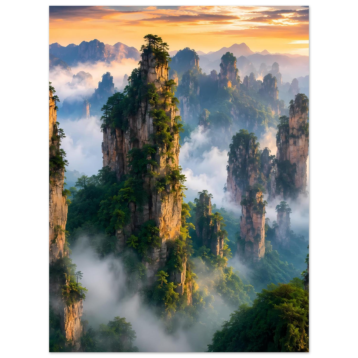 Poster mit Sonnenaufgang über nebligen Felsbergen, grünen Wäldern und hohen Säulenfelsen