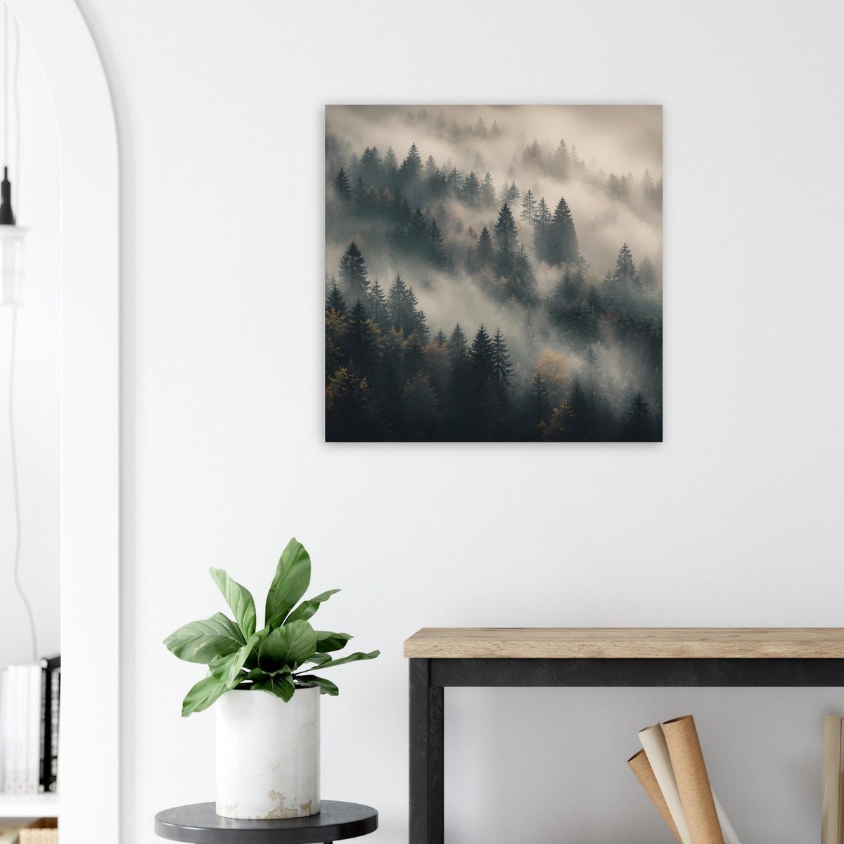 Quadratisches Poster mit Tannenwald und Nebel, dunkle Grüntöne im schwarzen Rahmen