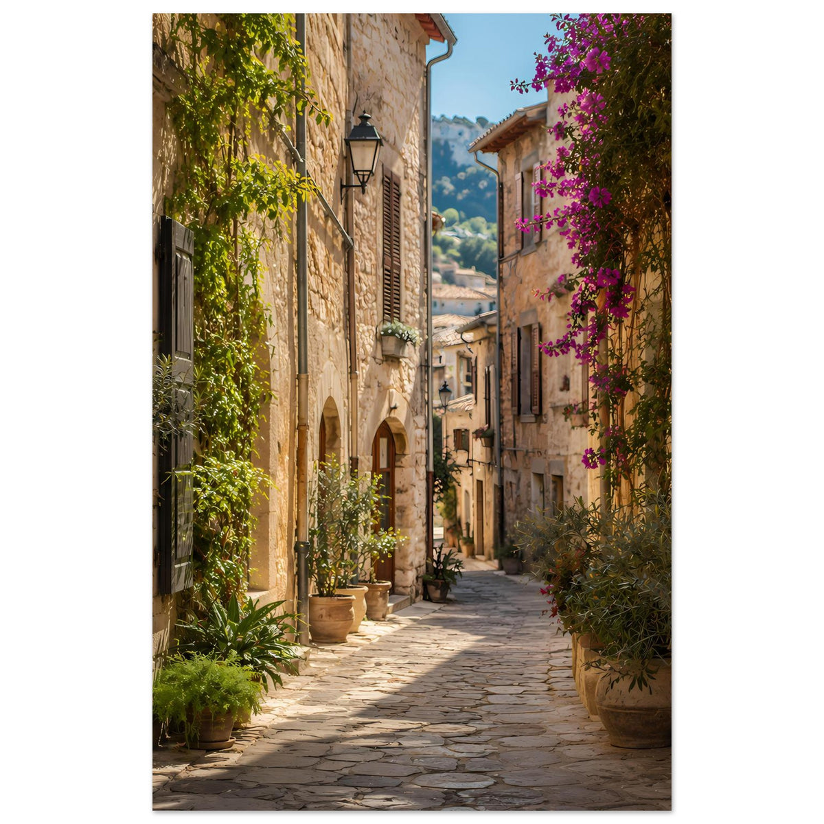Mediterranes Poster in Hochformat: Weg durch Altstadtgasse mit Pflanzenkübeln und lila Blüten