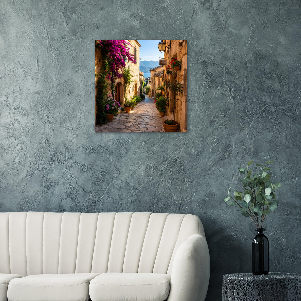 Poster mit Blick in eine mediterrane Gasse mit Blumen und Kopfsteinpflaster