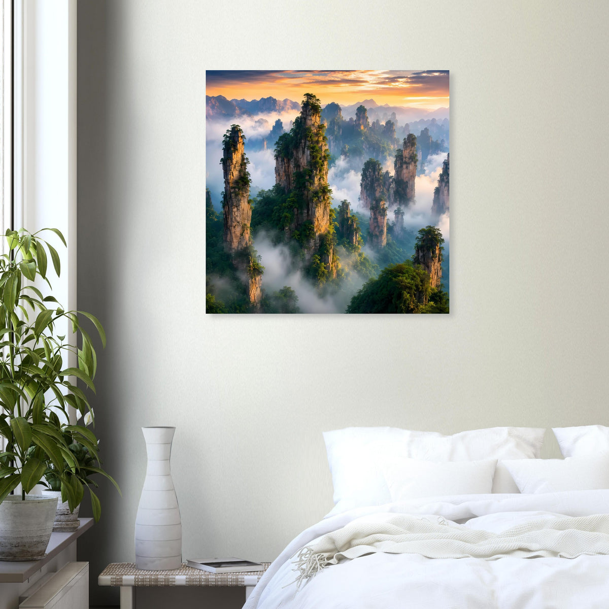 Quadratisches Poster mit Bergewald, Nebelmeer und Sonnenuntergangsfarben