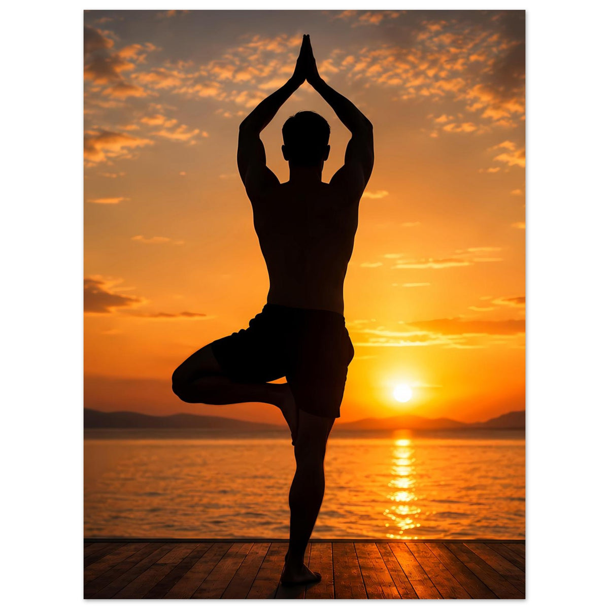 Yoga-Poster: Silhouette im Einbein-Stand, Hände über dem Kopf, Sonnenuntergang vor Wasser und Horizont