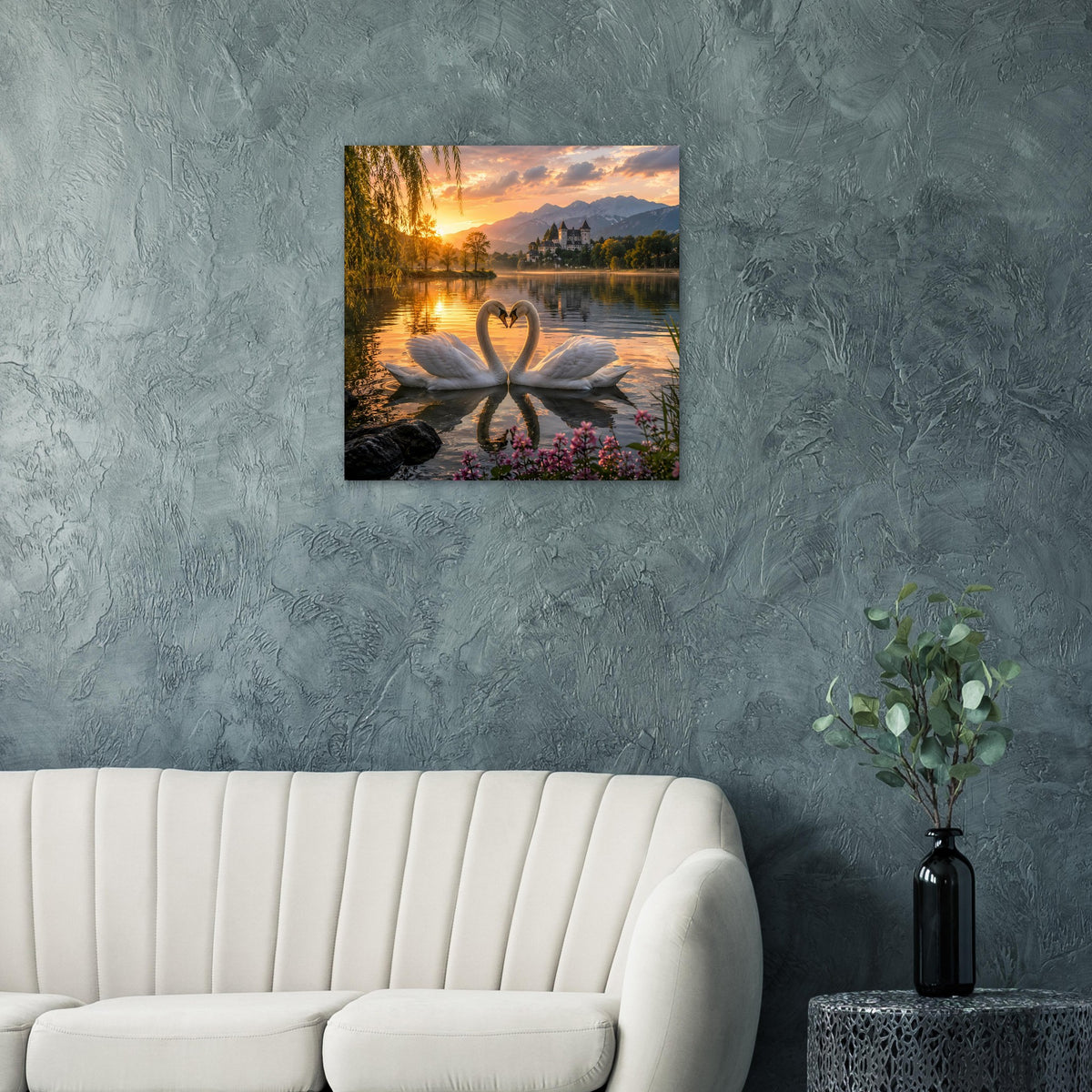 Wandposter mit Herzform aus Schwänen am See, warmes Licht bei Sonnenuntergang