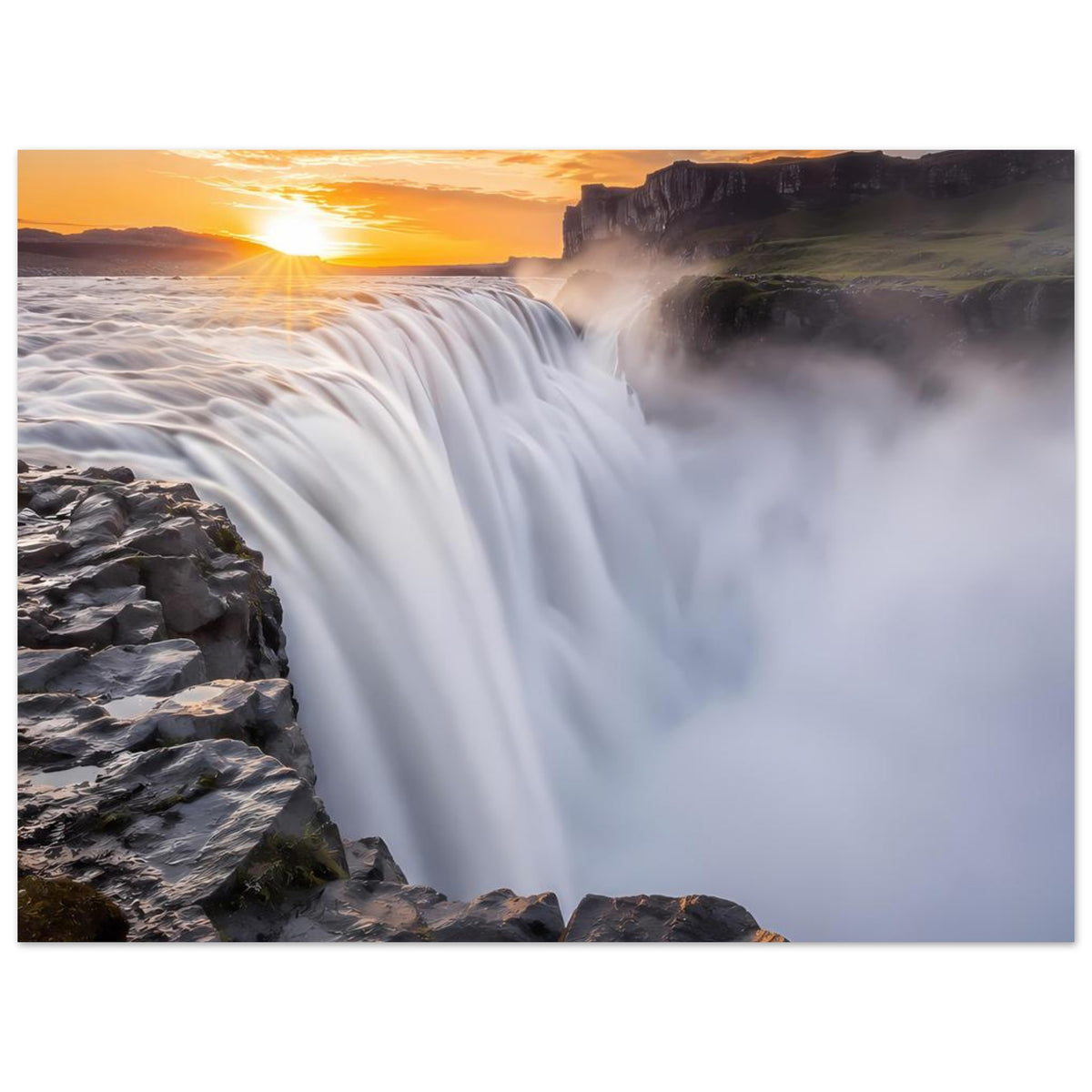 Panorama-Poster mit Wasserfall bei Sonnenuntergang, weiße Wasserstufen und dunkle Steine