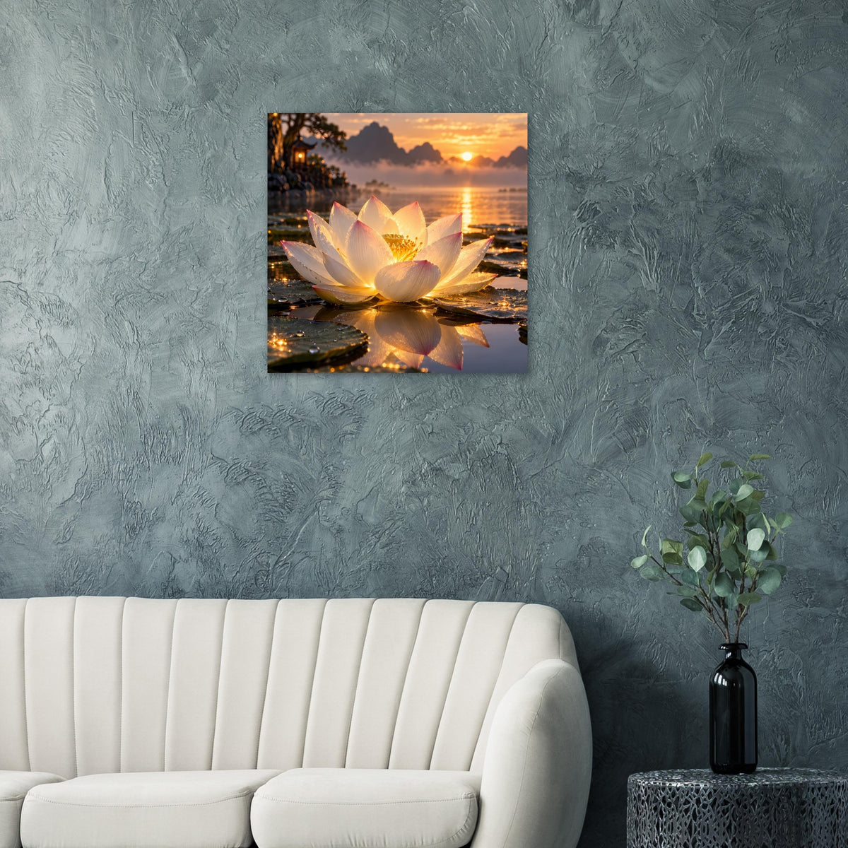 Lotusblüten-Poster mit goldener Lotusblüte und Spiegelung im Wasser bei Abendlicht