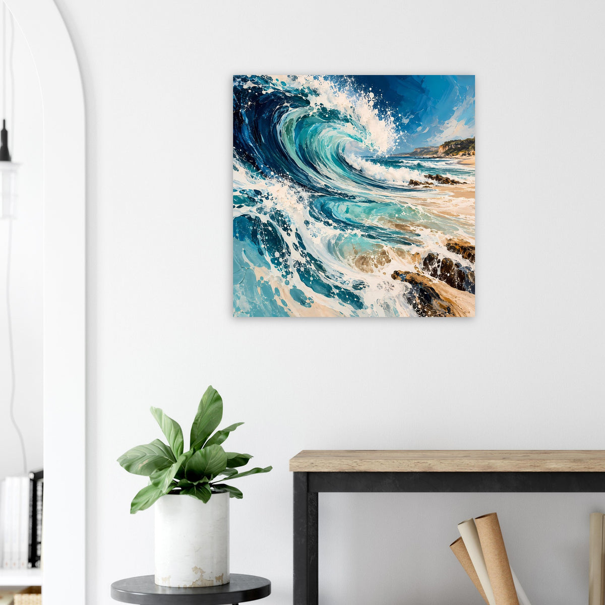 Ozean-Poster: dramatische blaue Welle mit weißem Schaum und Küstenlinie