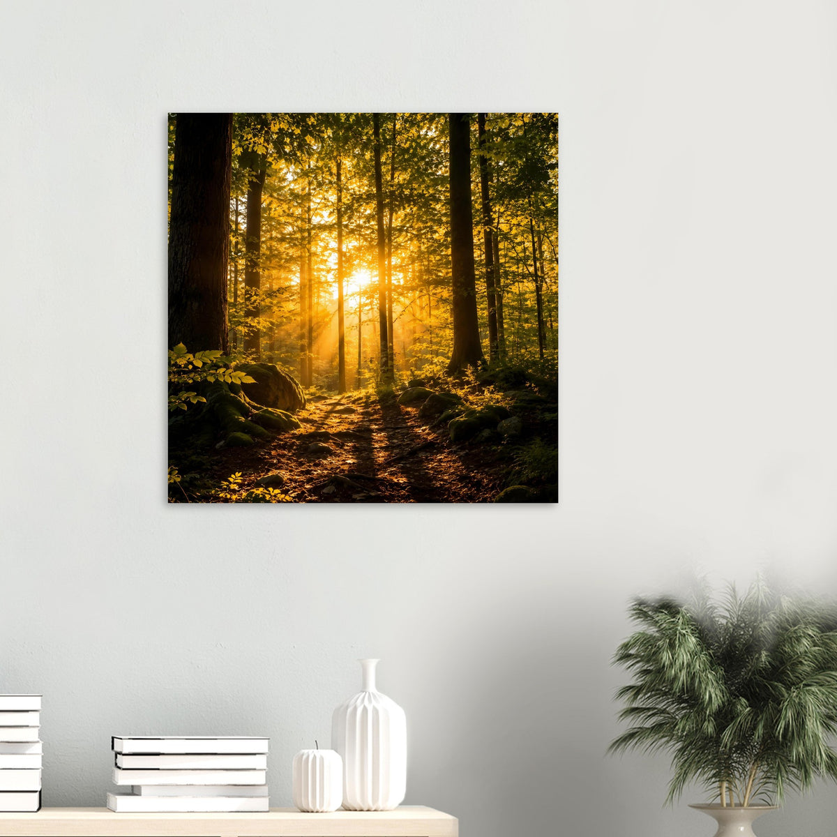 Quadratisches Poster: Waldweg im goldenem Sonnenlicht zwischen hohen Bäumen