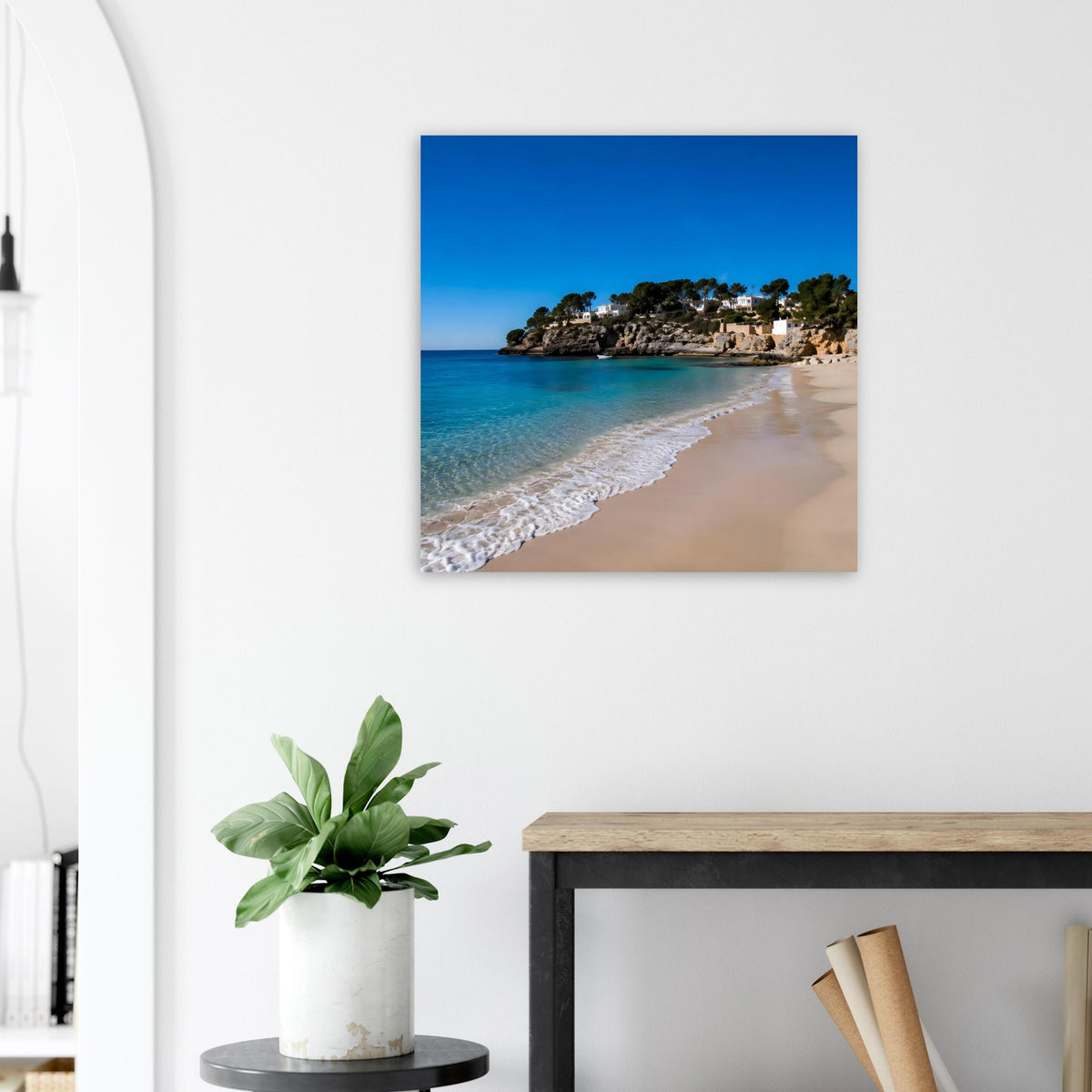 Quadratisches Poster mit türkisblauer See, hellem Sandstrand und Felseninsel