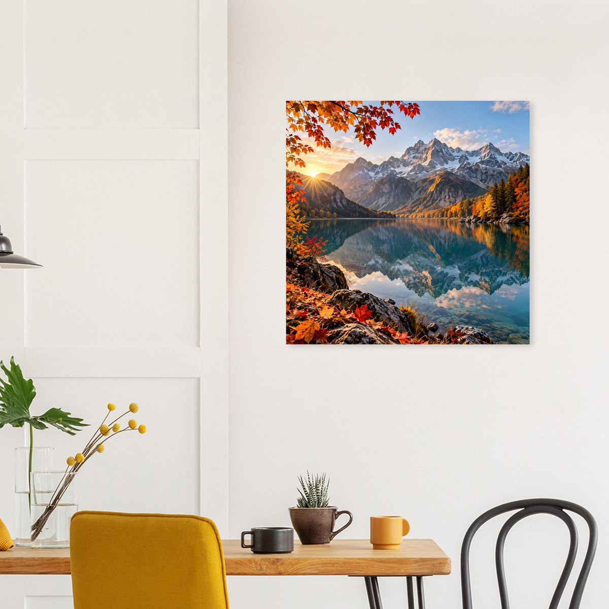 Quadratisches Wandposter mit Gebirgskette im Herbst, See und warmes Licht