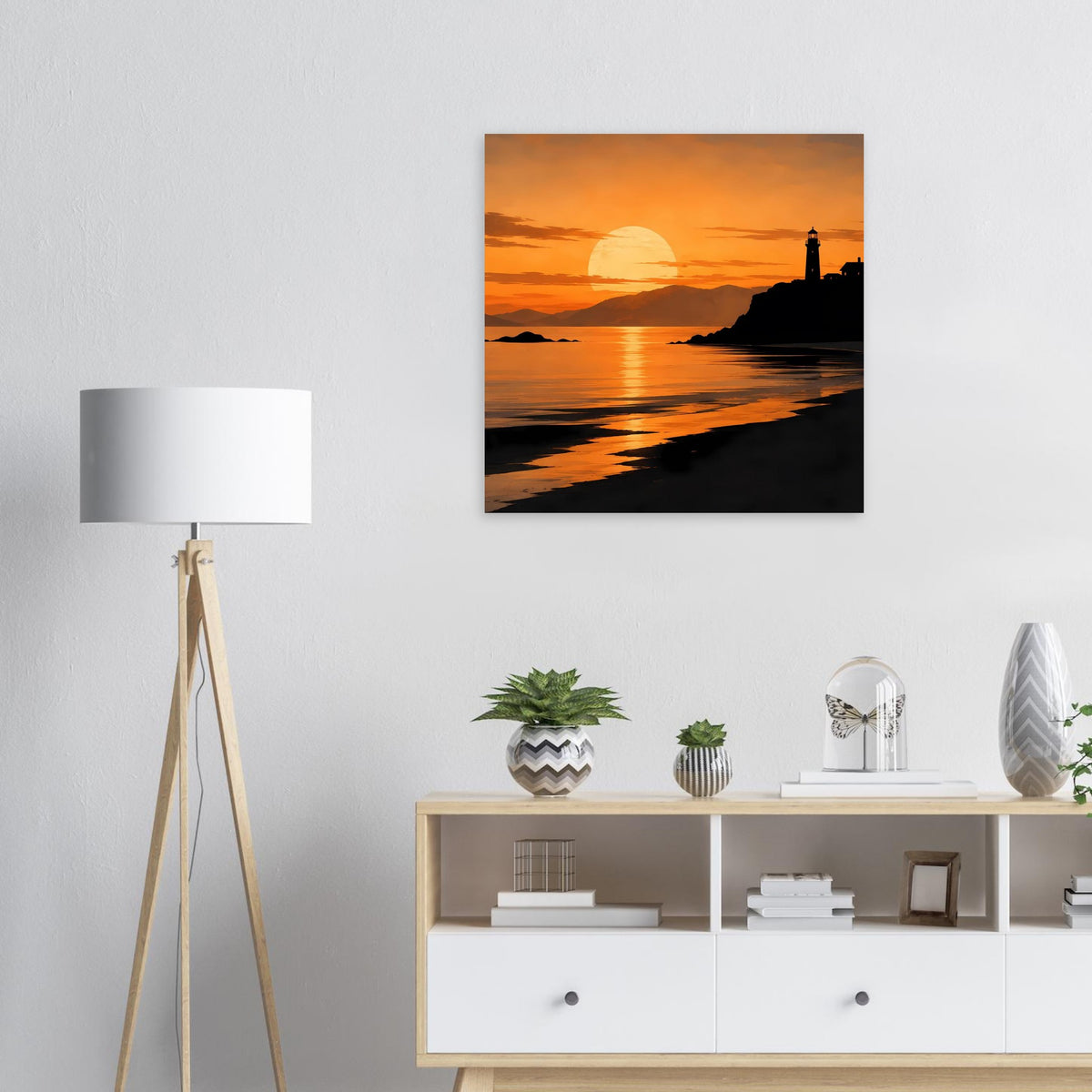 Küstenposter mit Sonnenuntergang über dem Meer und Leuchtturm auf dunkler Felsenküste
