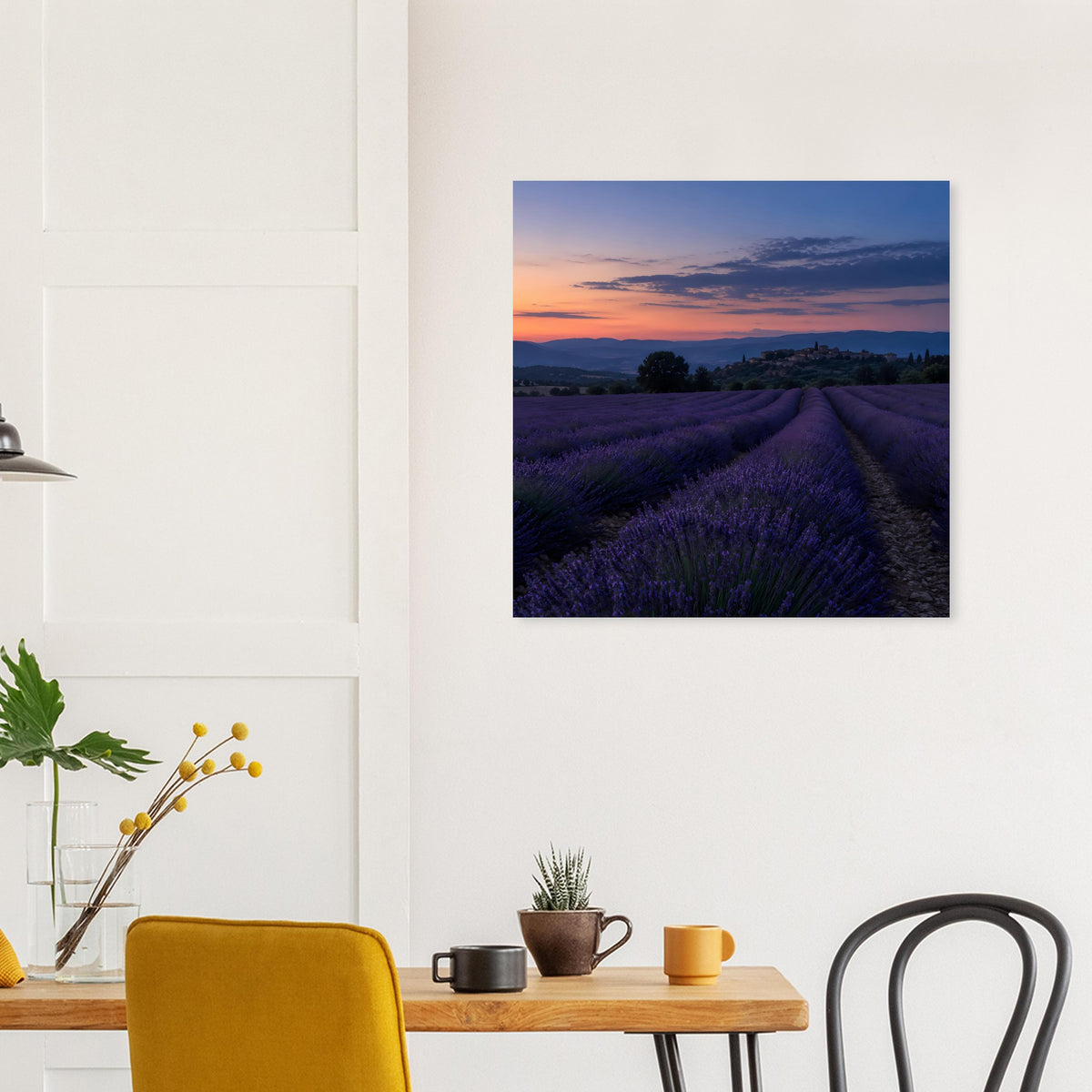 Quadratisches Poster mit Lavendelfluren und Pastell-Sonnenuntergang, blau-violett.