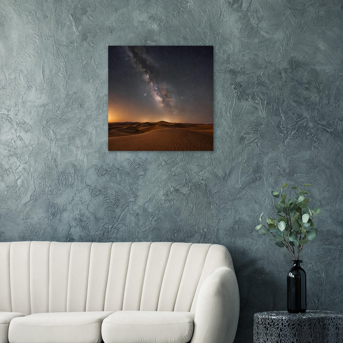 Gerahmtes quadratisches Poster: Wüstenlandschaft bei Nacht mit Milchstraßenbogen und Dünen