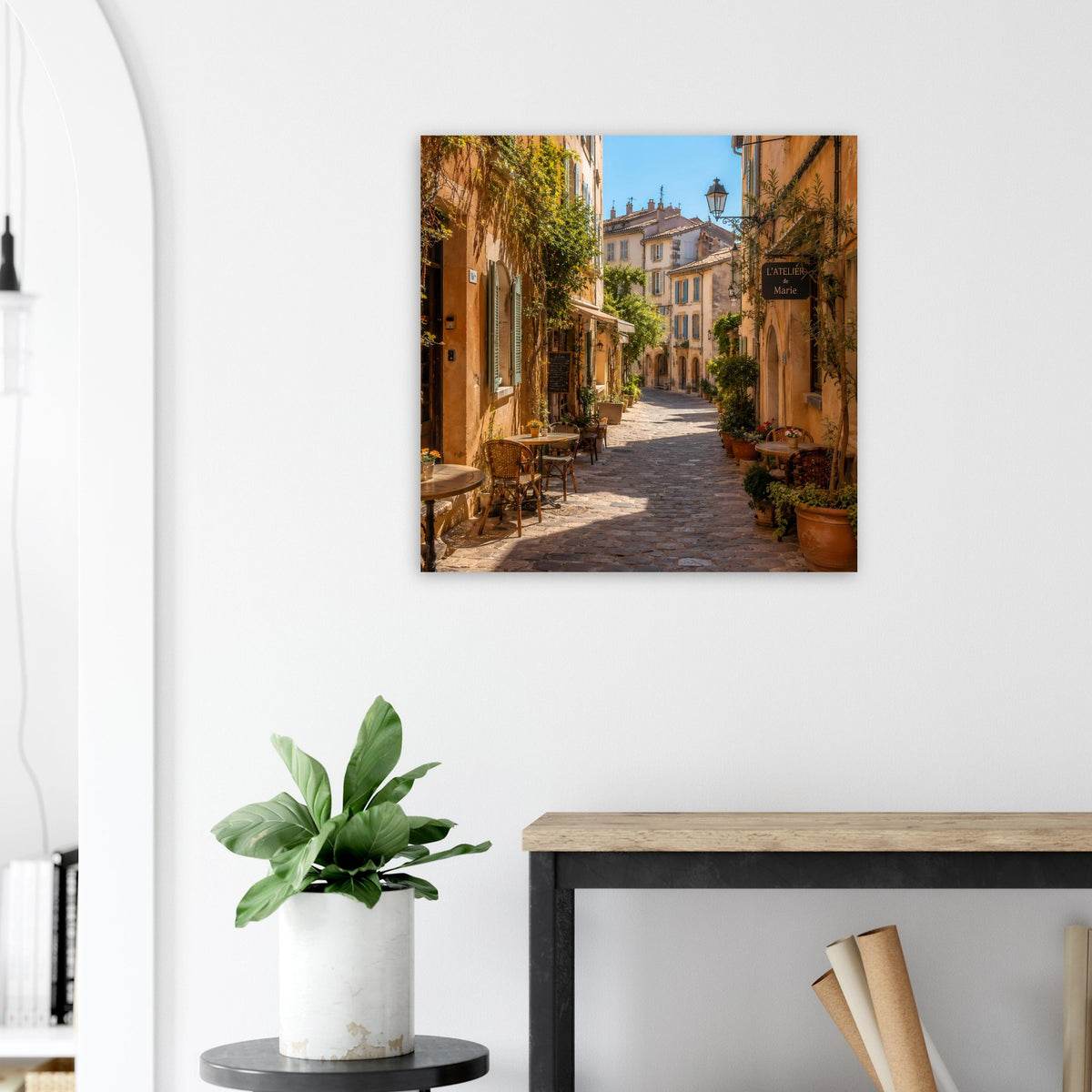 Poster mit Blick durch eine Altstadtgasse, Pflanzenkübel und Sitzgelegenheiten entlang der Straße