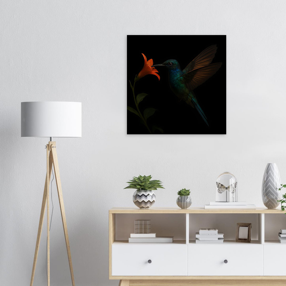 Quadratischer Kunstdruck: blaugrüner Kolibri mit orangefarbenen Blüten im dunklen Hintergrund