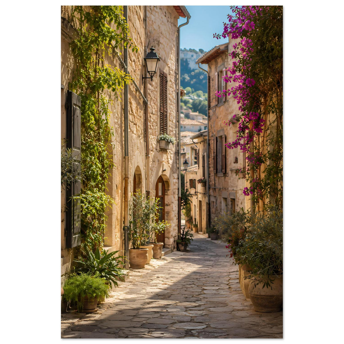 Mediterraner Posterdruck im Hochformat: schmale Gasse mit Steinhäusern und lila Blüten