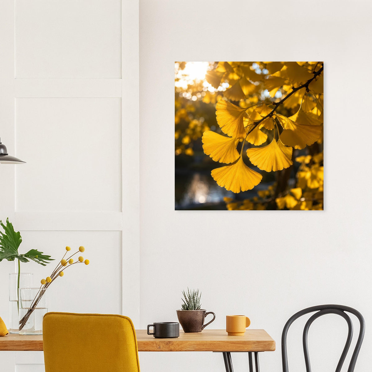 Quadratisches Poster mit goldenen Ginkgoblättern, warmfarbenes Licht, schwarz gerahmt