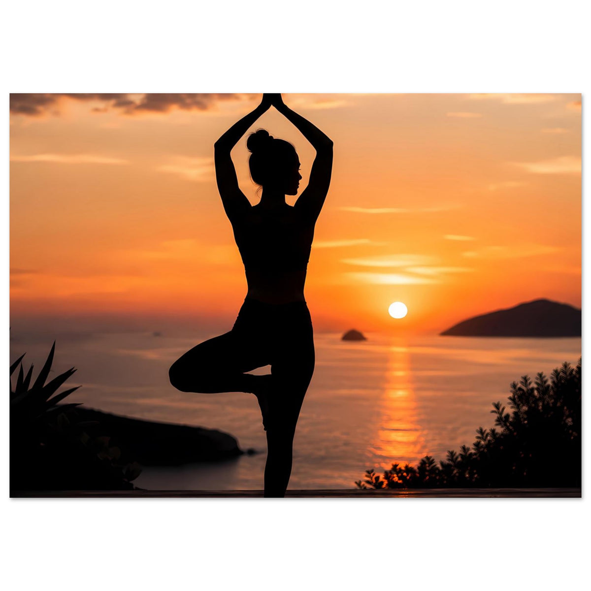 Yoga-Poster mit schwarzer Silhouette in Lotussitz beim Sonnenuntergang über dem Meer