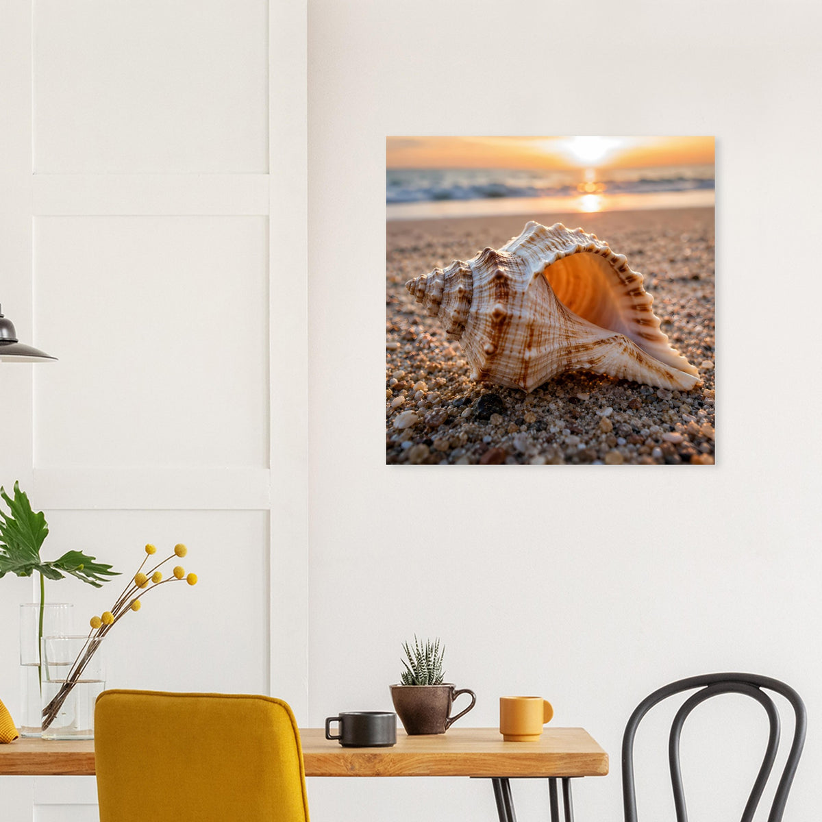 Strandposter mit Muschel im Sand, Abendsonne über dem Meer, quadratisch