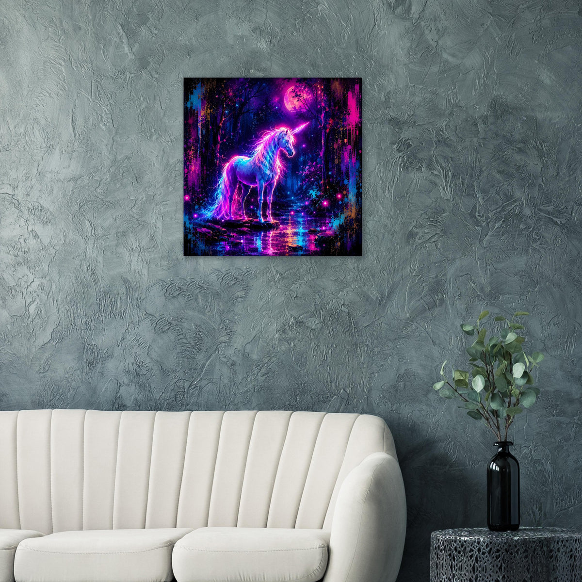 Quadratisches Poster mit Neon-Einhorn vor Sternenhimmel im violetten Wald