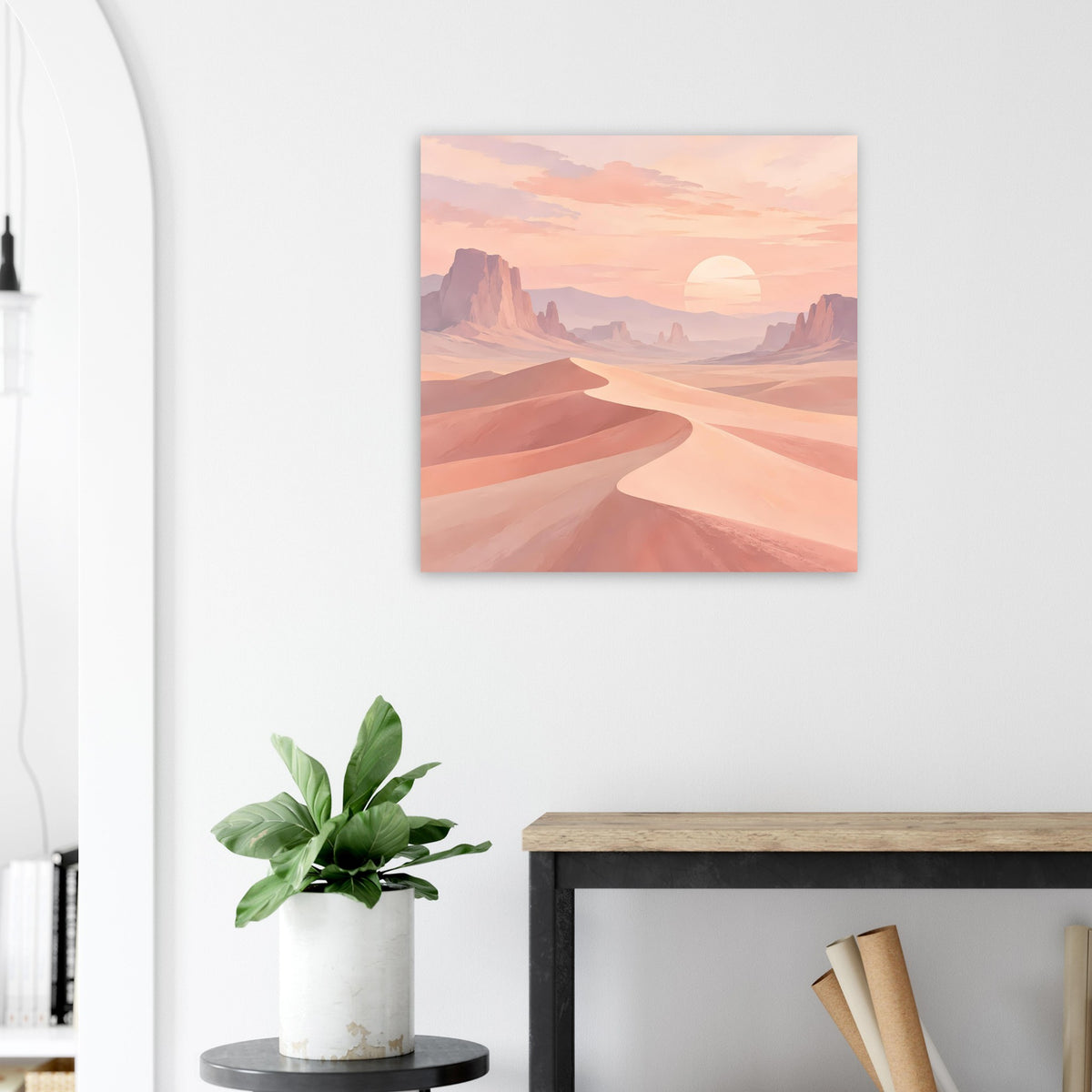 Quadratisches Poster mit Sanddünen, Sonne am Horizont und Bergsilhouetten.