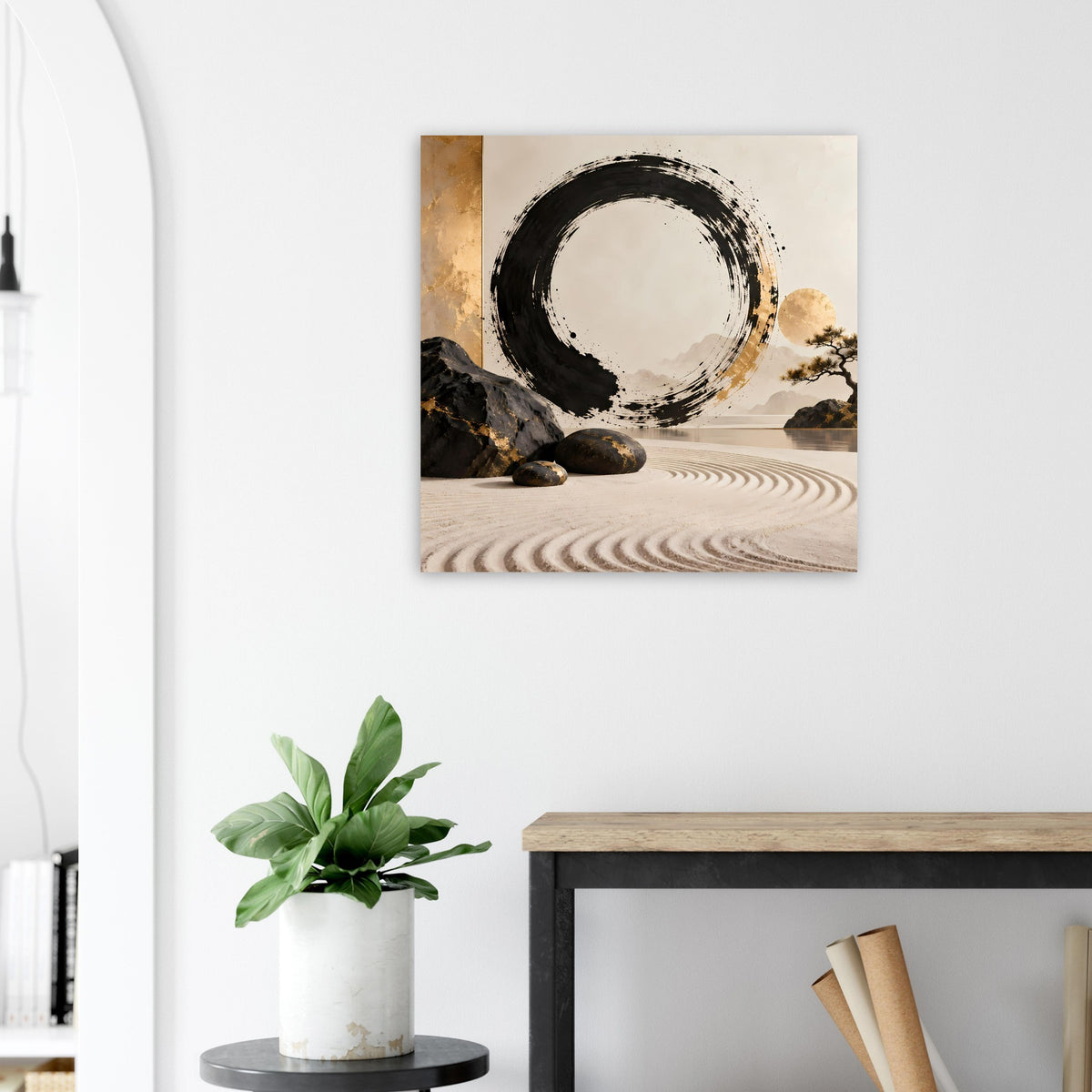 Minimalistische Tuschekunst mit schwarzem Enso-Kreis und goldener Mitte