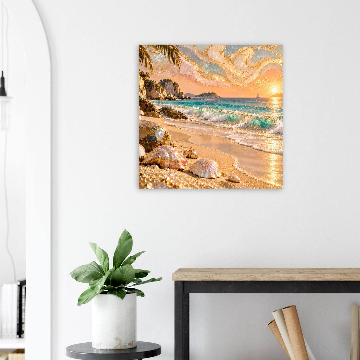 Quadratisches Poster mit Strandmotiv und gold schimmernden Details, warmes Himmellicht