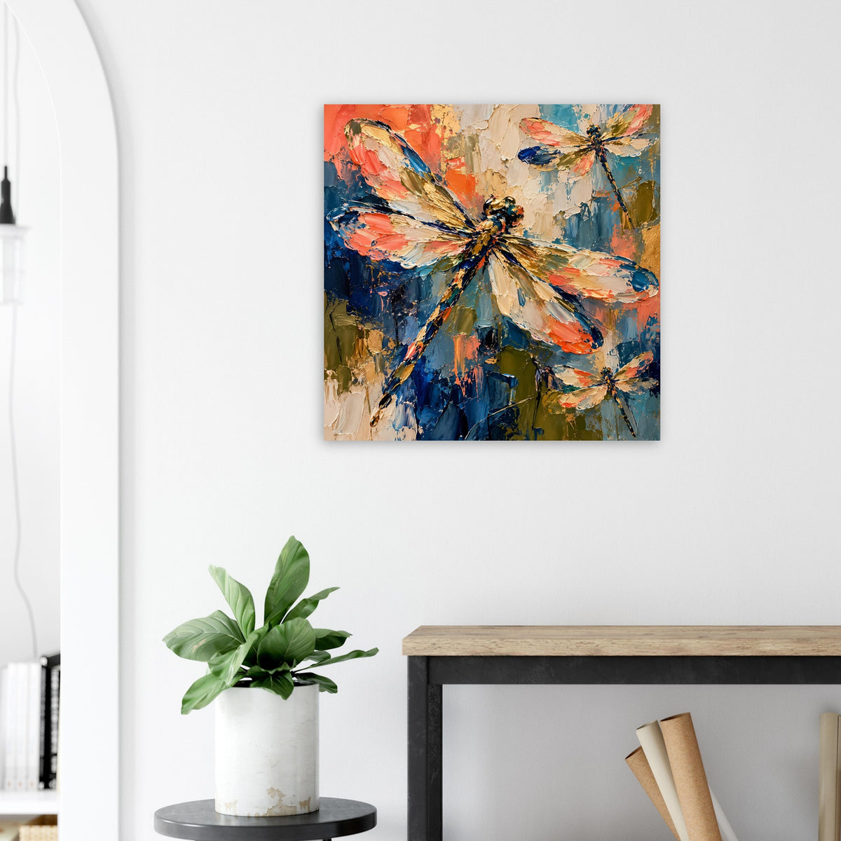 Quadratischer Kunstdruck mit abstrakter Libelle, Pinselstriche in Orange, Blau und Gelb