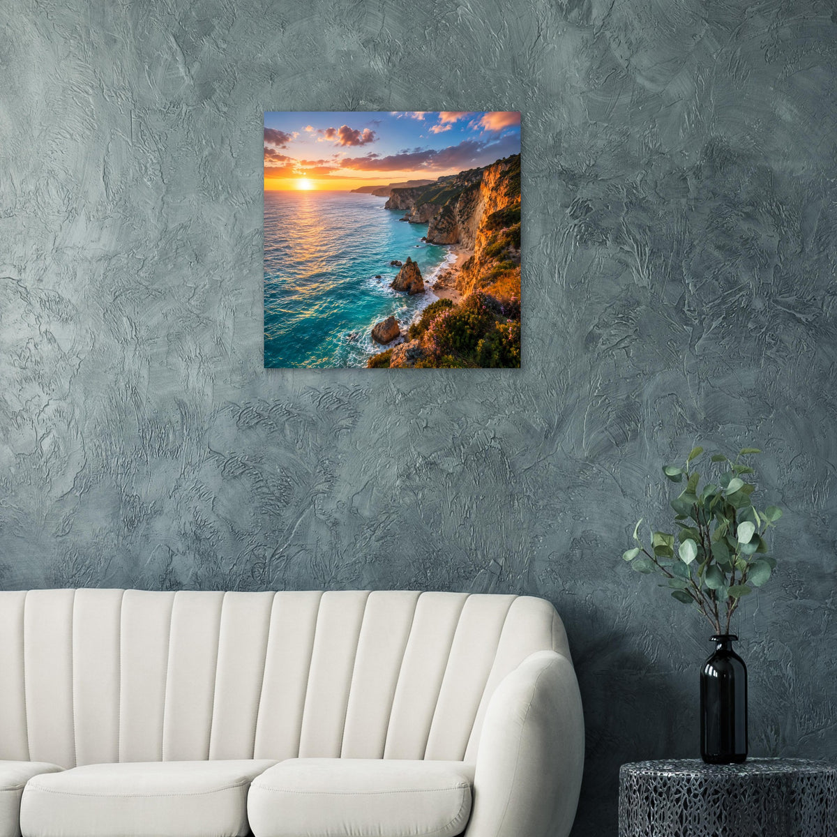 Quadratisches Poster mit Küstenmeer bei Sonnenuntergang, Felsbrocken am Ufer, blaues Wasser.