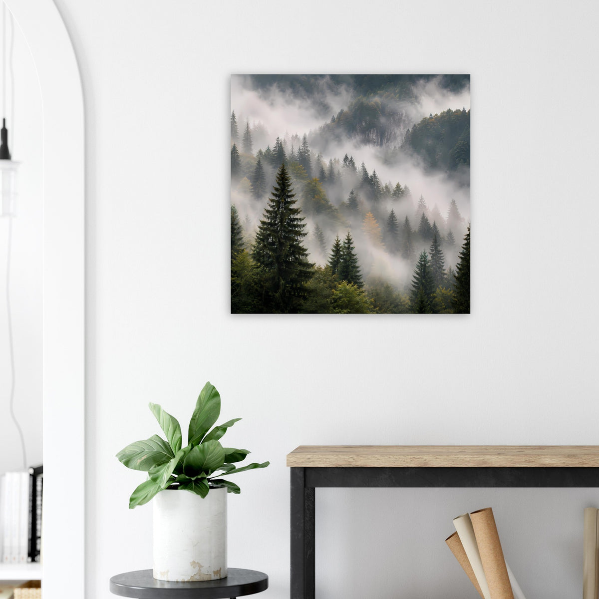 Quadratisches Wandposter mit Tannen im Nebel und dunstigem Licht, schwarzer Rahmen