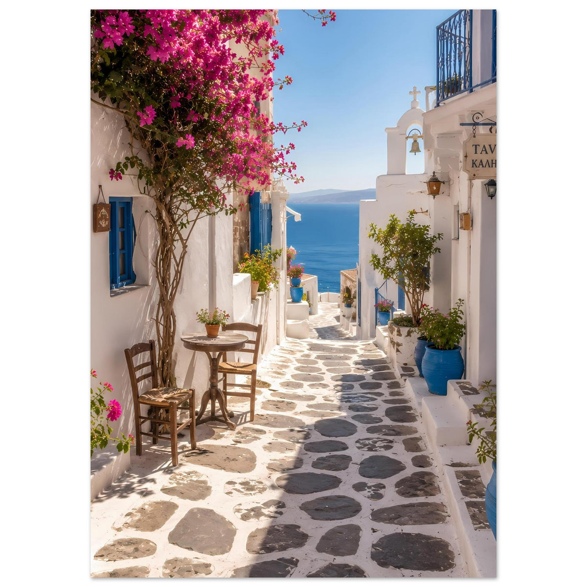 Vertikales Kunstposter einer Gasse mit blauen Türen, rosa Blüten und gepflastertem Weg