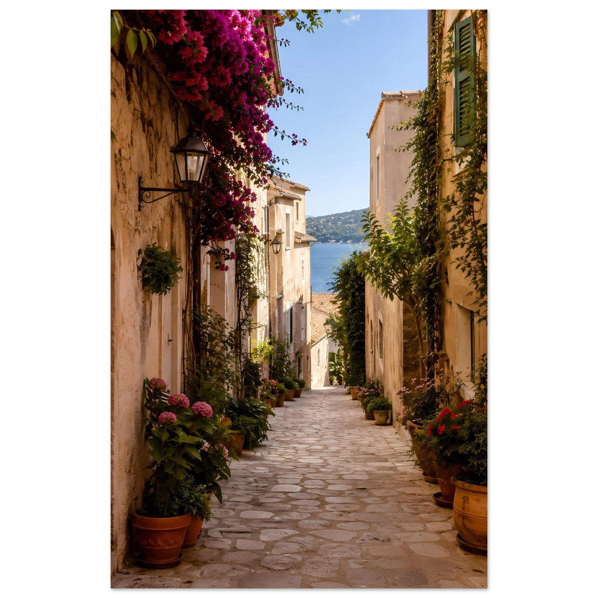 Wandposter, hochformat: mediterrane Gasse mit lila Blüten und grünen Pflanzen entlang der Wände