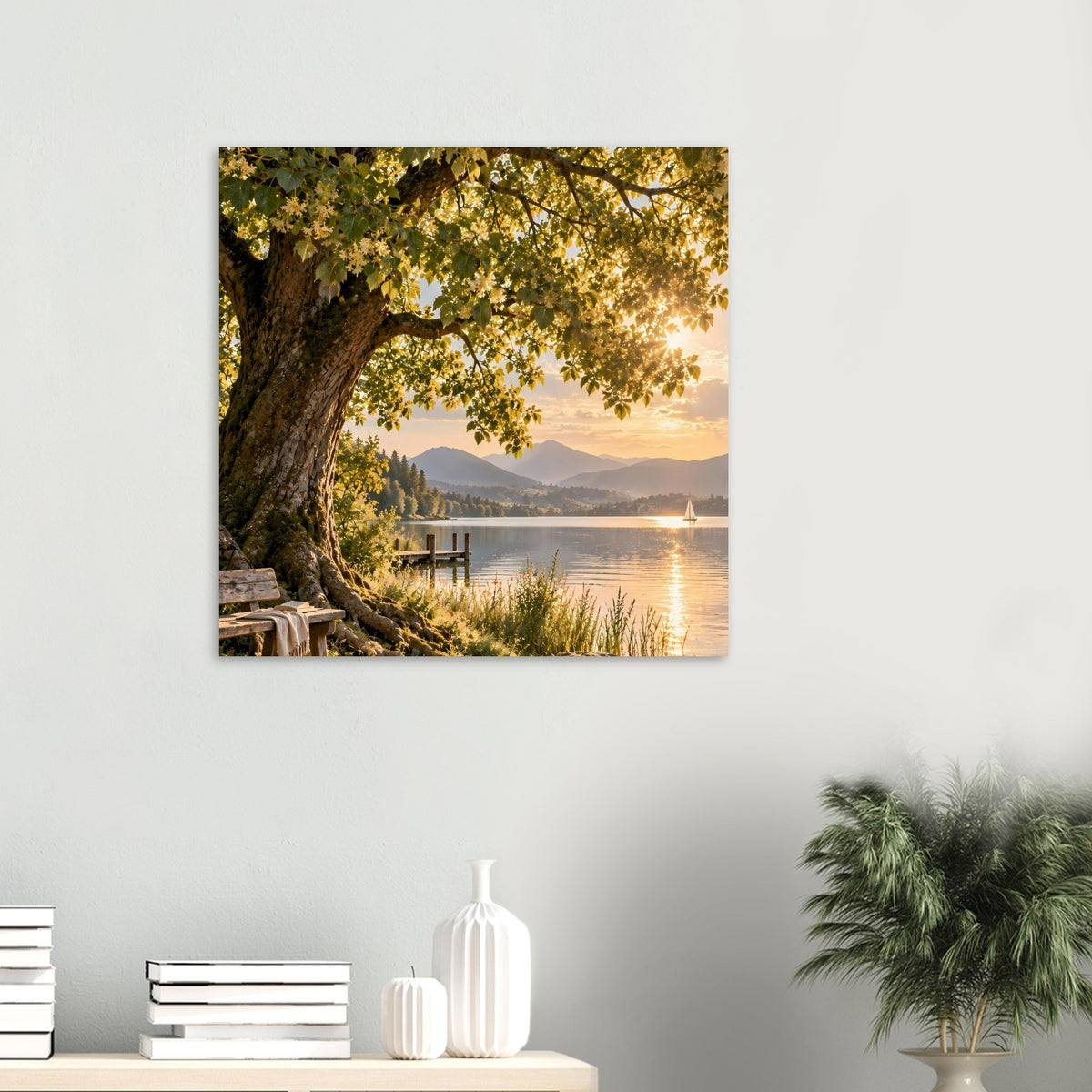 Naturposter mit Baum am See, goldenen Blättern, Steg und Segelboot