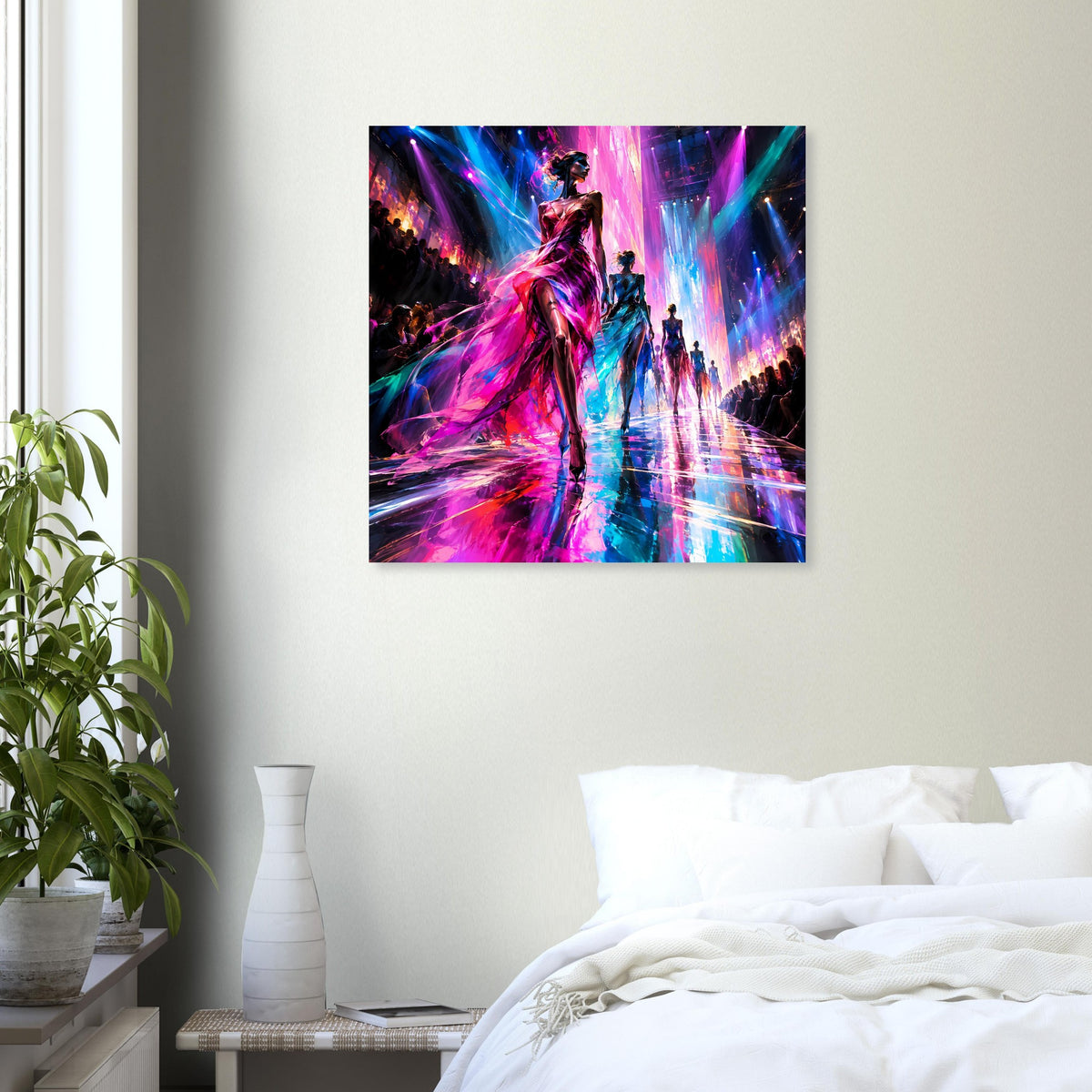 Quadratisches Poster mit farbenprächtigem Laufsteg-Motiv, Figur in der Mitte und Neon-Licht