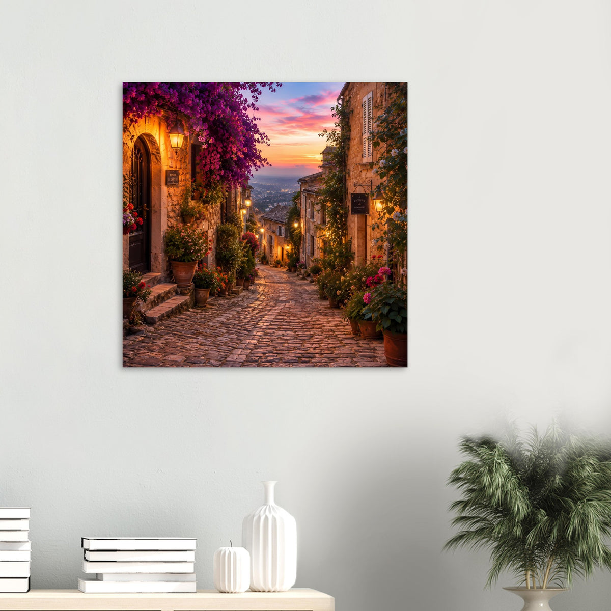 Kleines Dorfstraßen-Poster im Querformat: schmale Gasse mit Laternen, Pflanzen in Töpfen und Sonnenuntergang