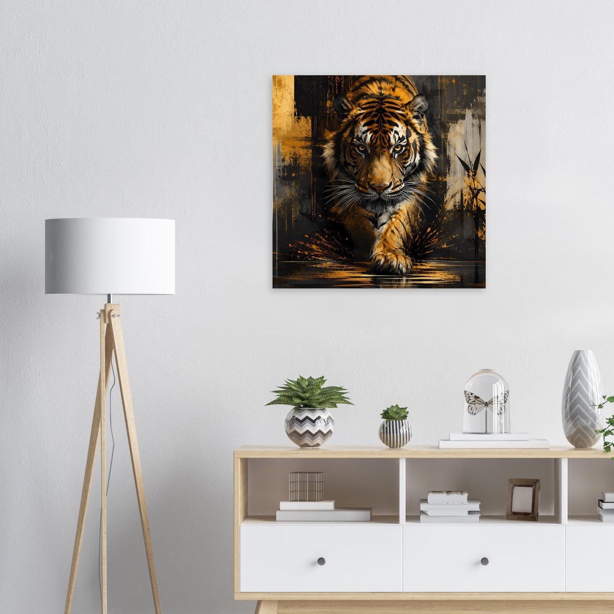Poster: Frontaler Tiger im Goldgelb mit dunklem Fellmuster und Augen, quadratisch