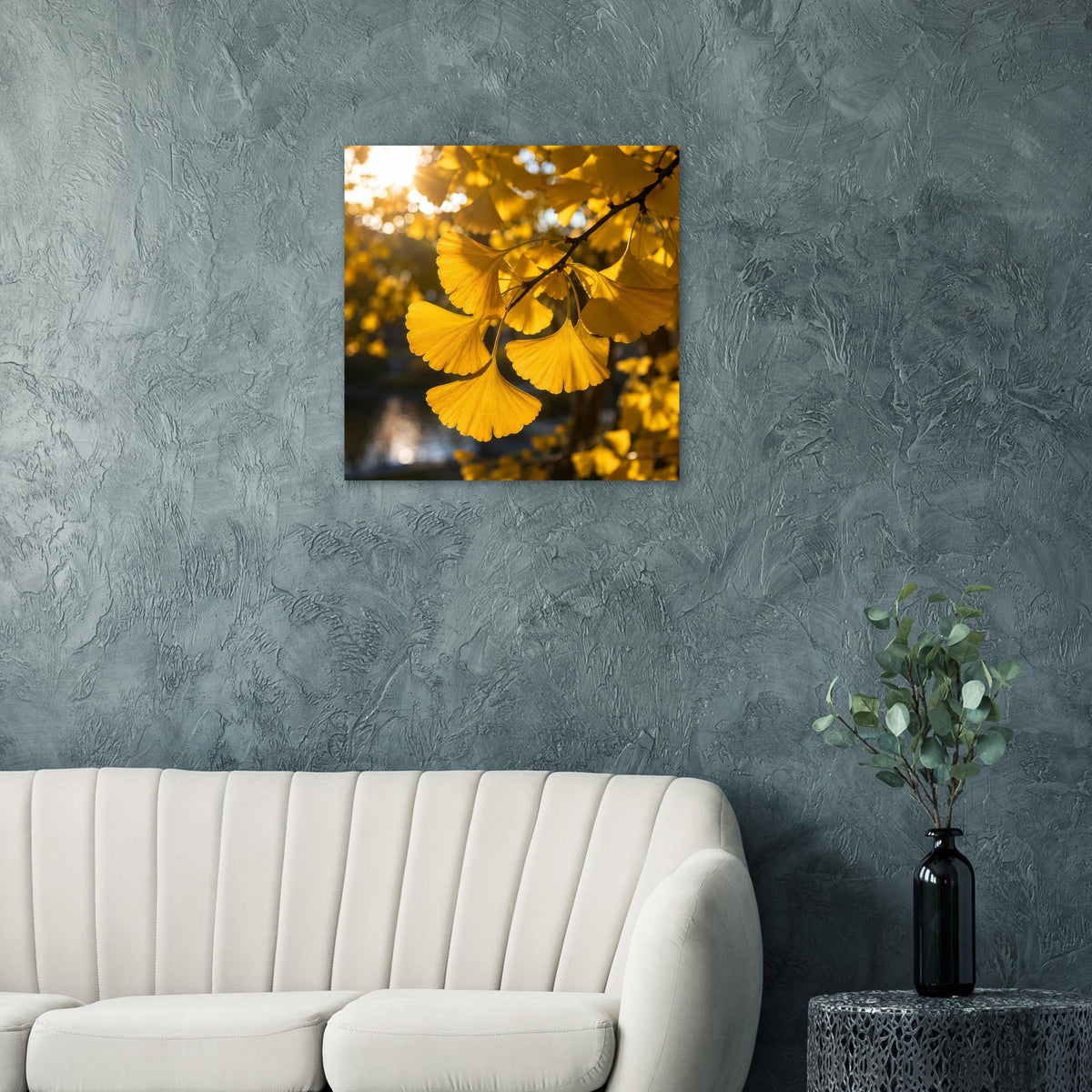 Quadratisches Poster mit goldenen Ginkgoblättern, warm beleuchtet, schwarz gerahmt