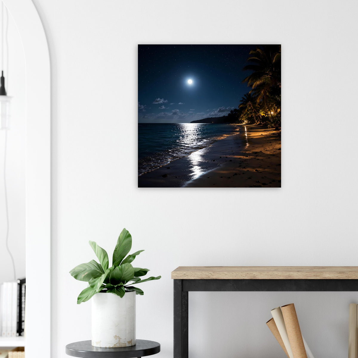 Serene Moonlit Strandposter, schwarz gerahmt: heller Mond über ruhigem Meer und Sandstrand.