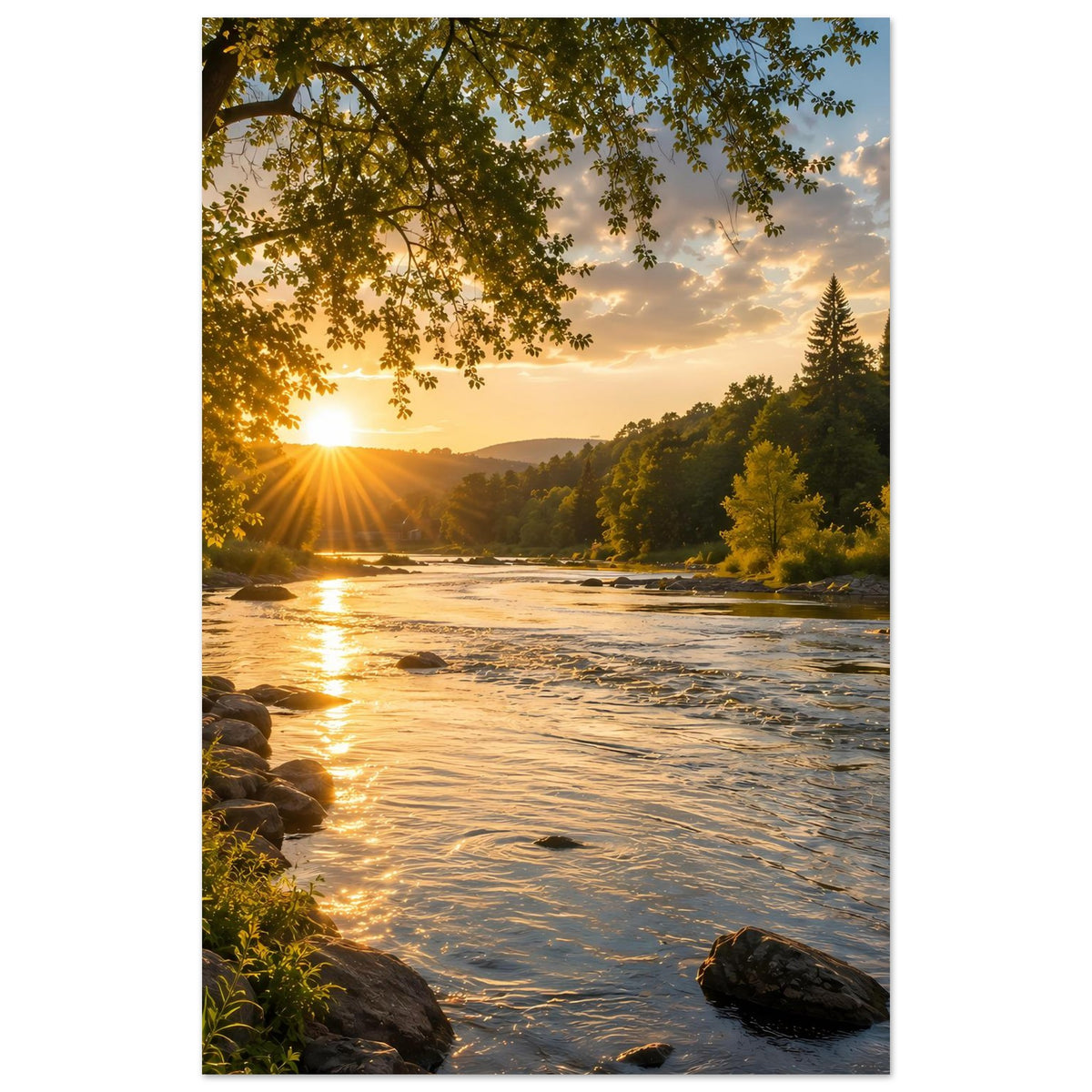 Naturposter Hochformat mit Fluss und goldenen Reflexen im Sonnenuntergang, Wald im Hintergrund
