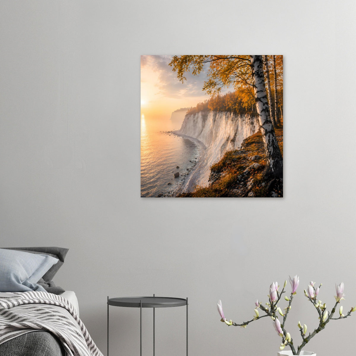 Kleines Poster mit Klippenküste im Herbst: Felswand, Birkenstämme und goldenes Laub