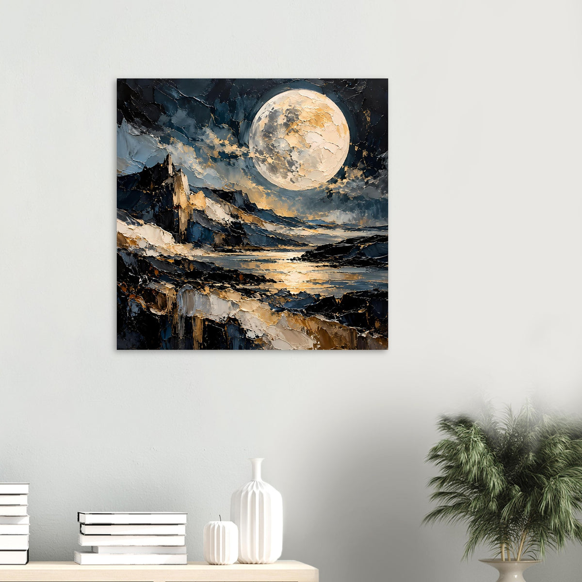 Wandposter mit goldenem Vollmond über Seelandschaft und Felsklippen, abstrakt gemalt.