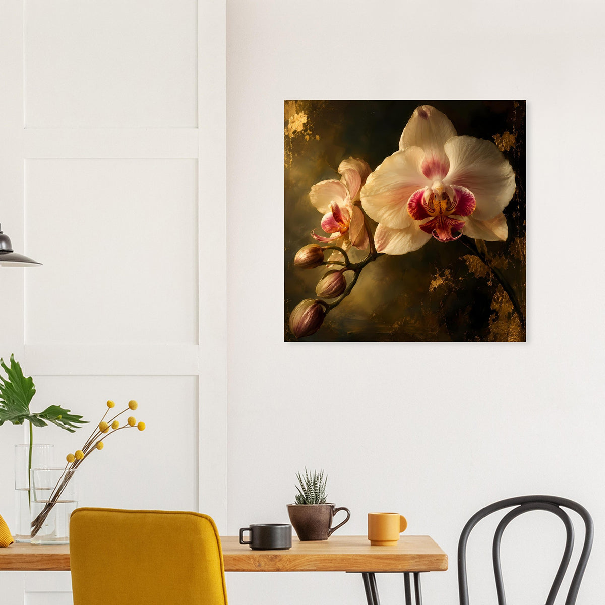 Orchideenposter im Rahmen mit cremefarbener Orchidee und dunklem Goldton