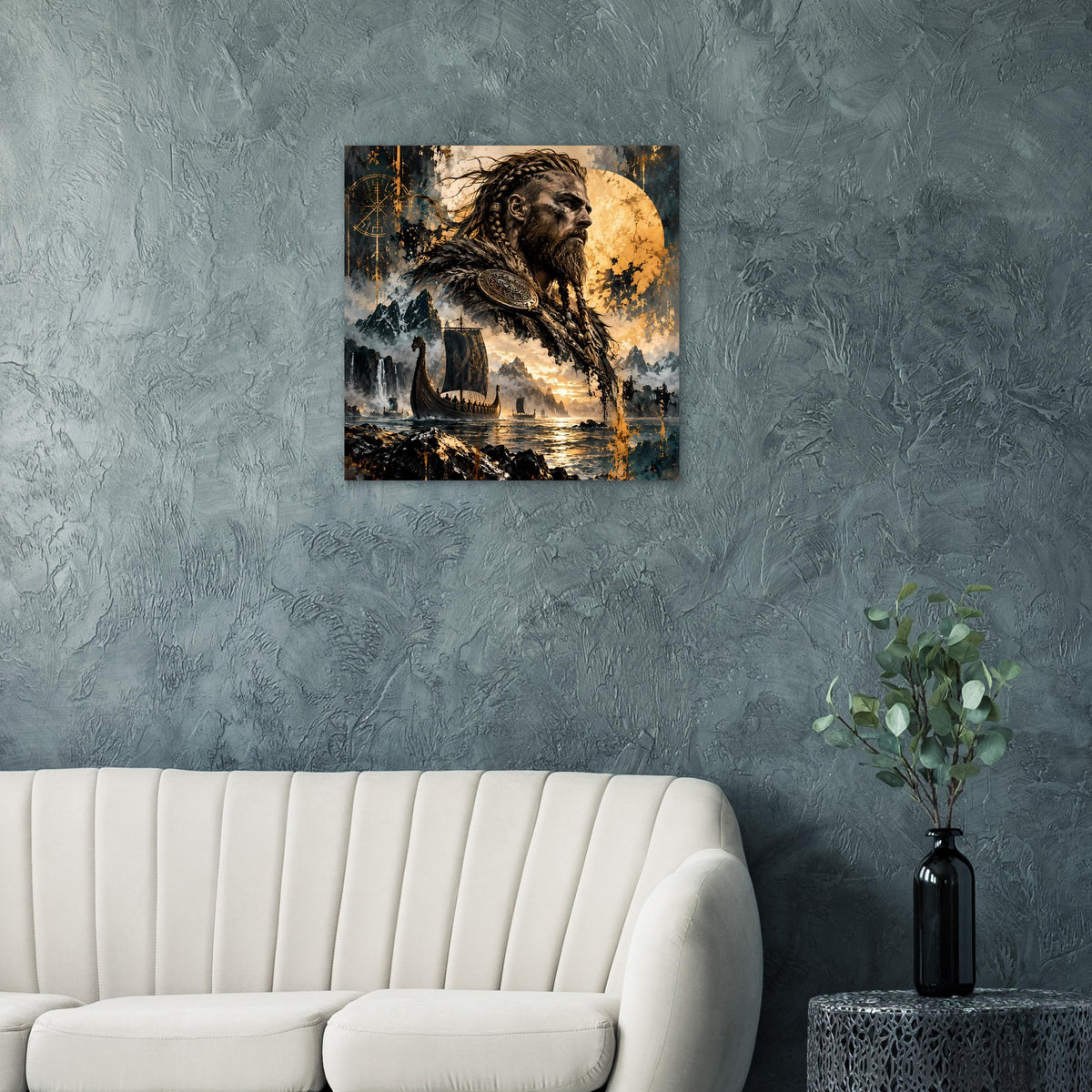 Horizontales Poster: Wikingerkrieger mit Fellkapuze, goldene Sonne und düstere Landschaft