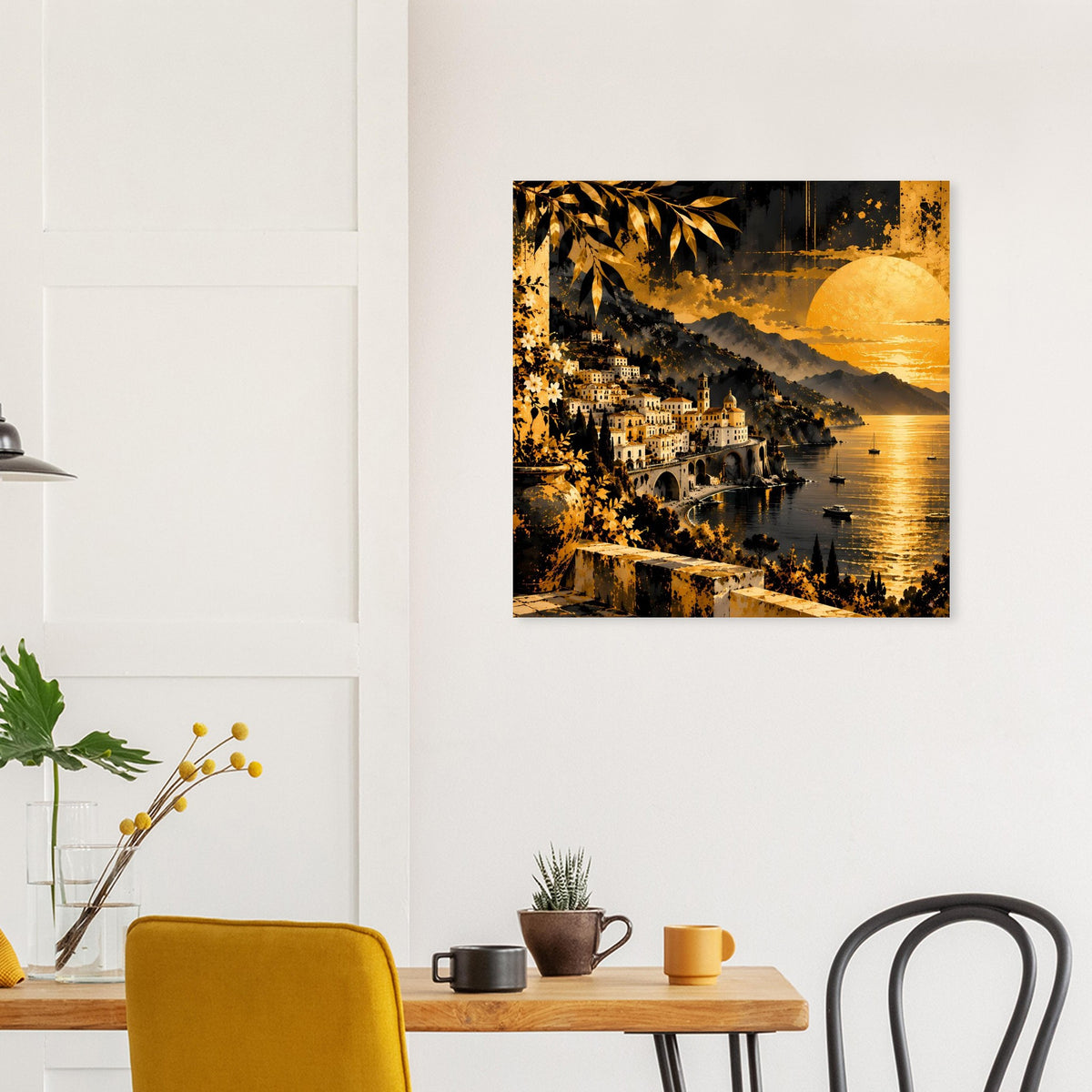 Quadratisches Poster mit Küstendorf, goldenem Himmel, Sonnenkreis über Wasser und Palmenzweigen