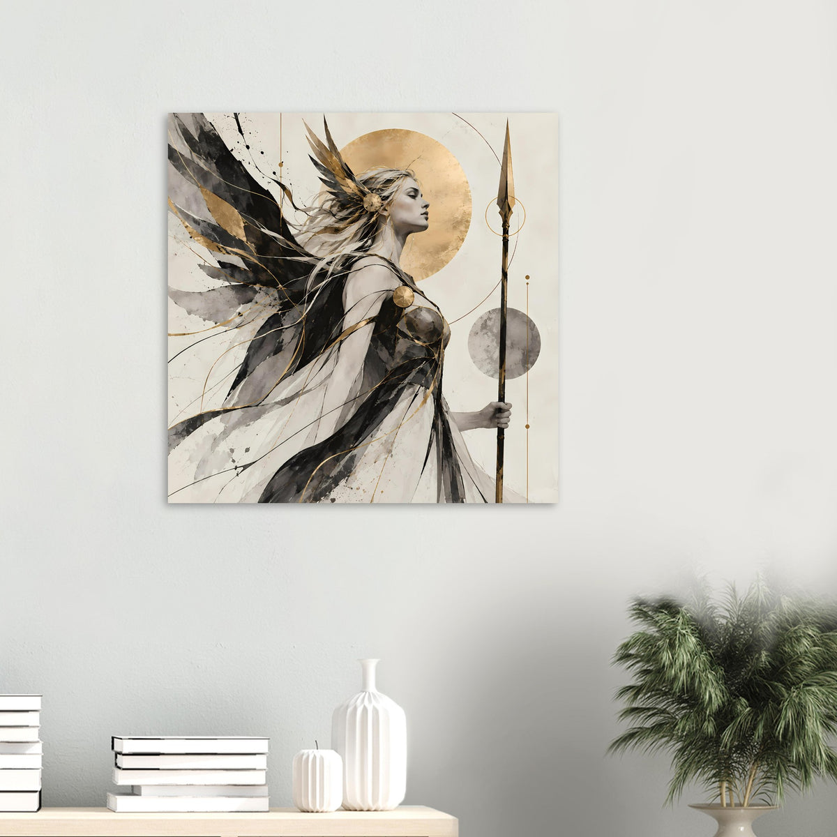 Kleines horizontales Kunstposter: Kriegerin mit Federn, schwarzes Design, goldfarbene Speerakzente